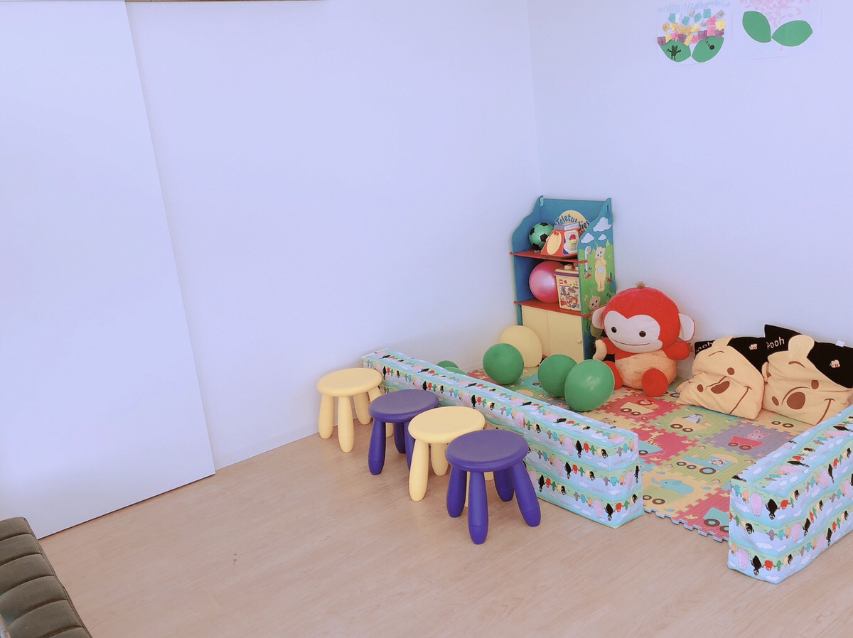 児童支援施設の室内の待合室写真１