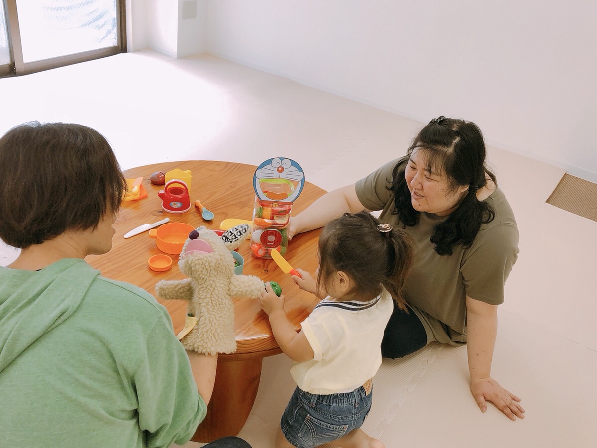 児童支援施設の室内のあそびば開放の様子写真４